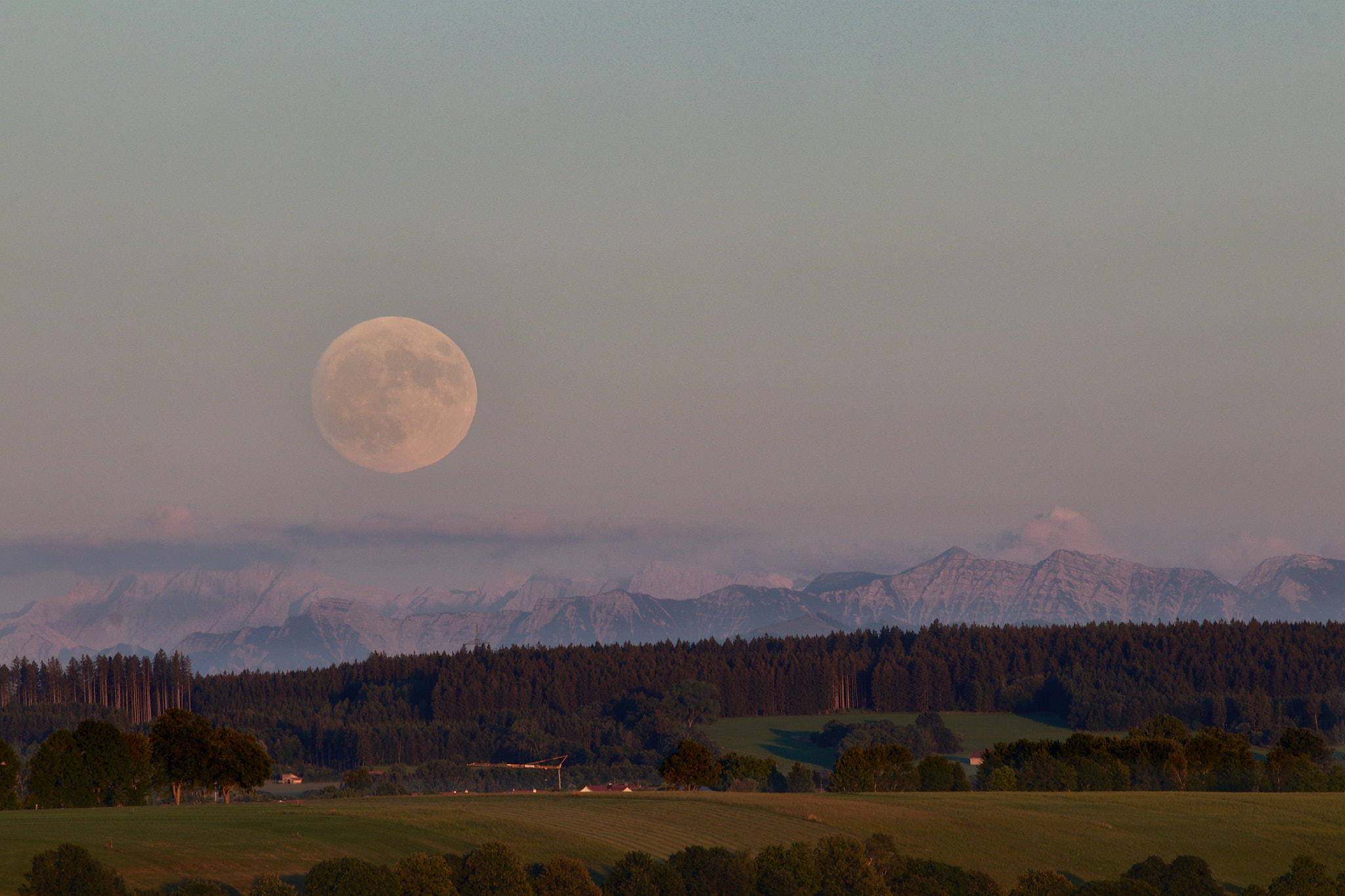 Vollmond über den Bergen, Lichtspiel beim Sonnenuntergang