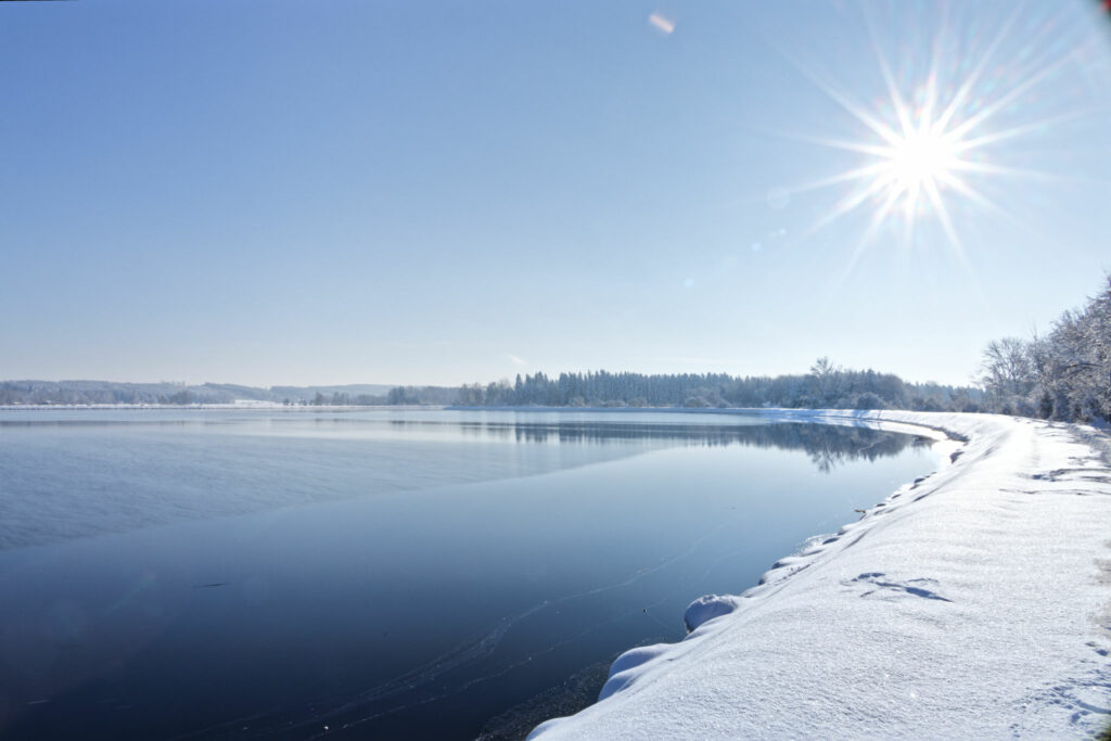 Der Stausee nahe Bad Wörishofen im Winter